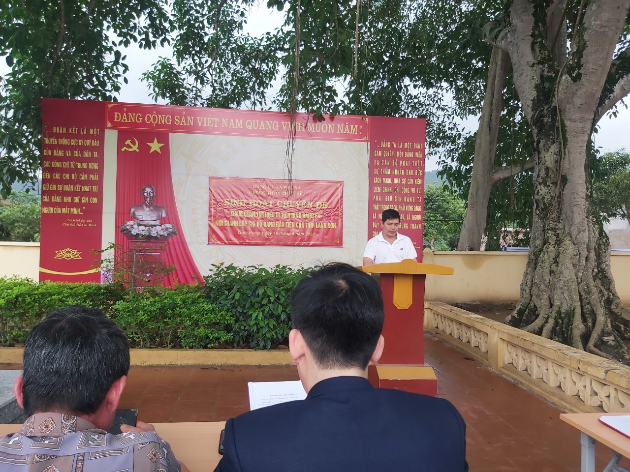 Đồng chí Lăng Văn Trung, Bí thư chi bộ kiêm trưởng thôn triển khai nội dung buổi sinh hoạt chuyên đề